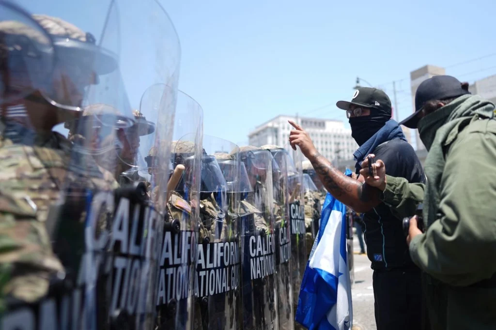 La guardia nacional de eu se enfrenta con manifestantes en el centro de los ángeles