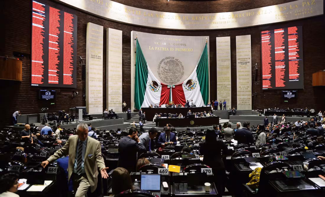 Legisladores turistean con dinero del erario público; han hecho más de 100 viajes