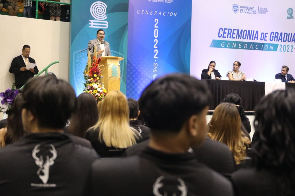 Reconocen a alcalde como personaje distinguido del bachilleres 11 por su apoyo