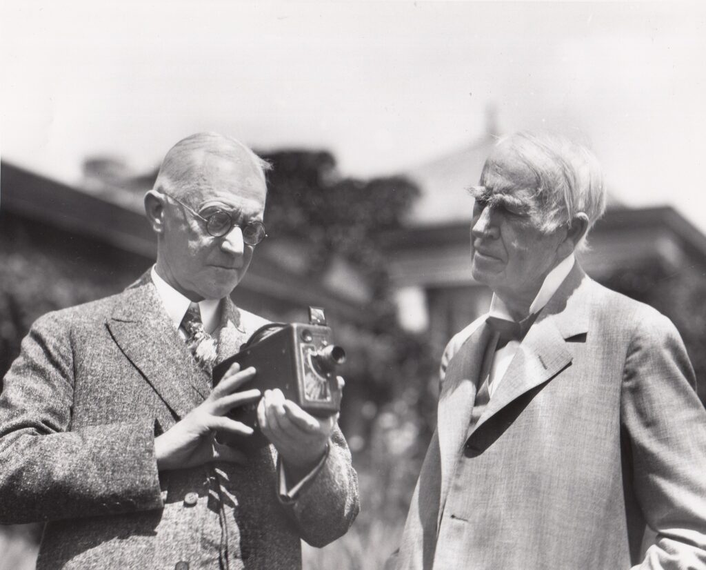 1928, el fundador de la compañía kodak, george eastman, hace una demostración en color para películas caseras a un grupo de científicos