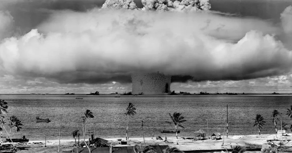 1945, se realiza la primera explosión atómica estadounidense en el desierto de álamo gordo, en nuevo méxico, con la prueba %22trinity