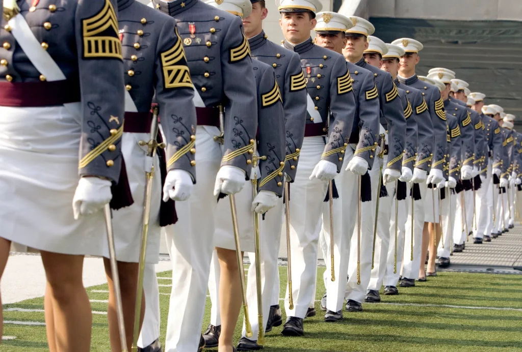 1976, ingresan, por primera vez, cadetes femeninas en la academia militar de west point en eu