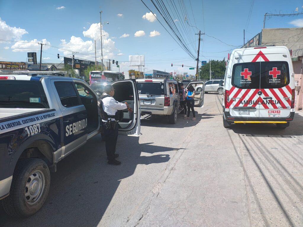 Auxilian policías viales a una mujer en labor de parto; nueva juarense es niña y está sana