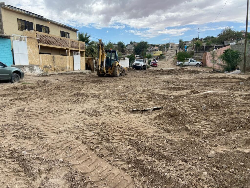 Despliega scop maquinaria pesada para reparar caminos afectados por las fuertes lluvias