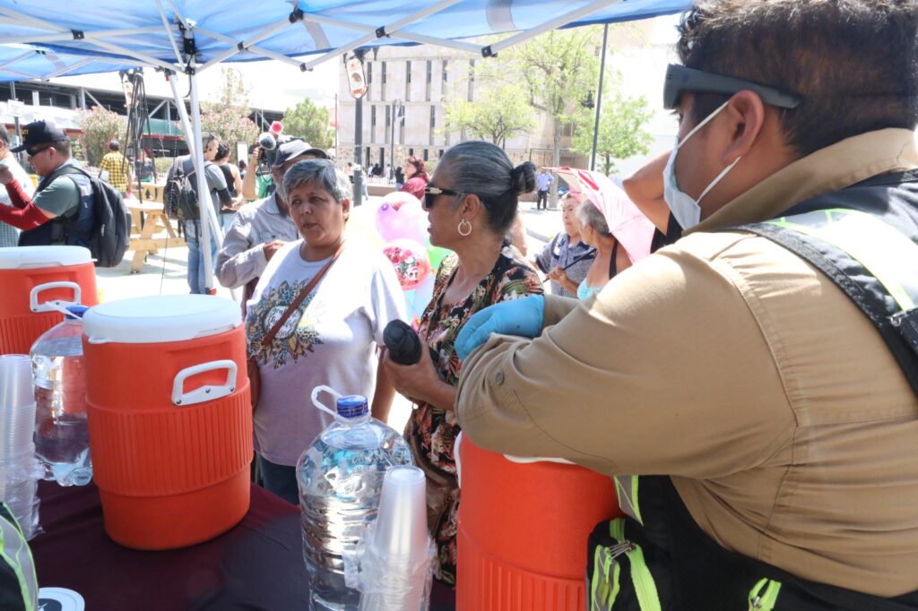 Distribuyeron más de 5 mil vasos de bebida hidratante a peatones en la zona centro
