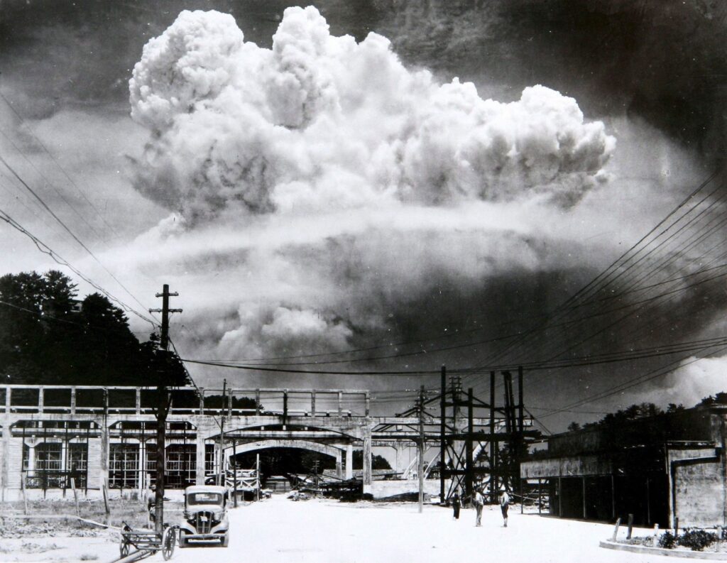 1945, estados unidos lanza su segunda bomba atómica contra la ciudad japonesa de nagasaki