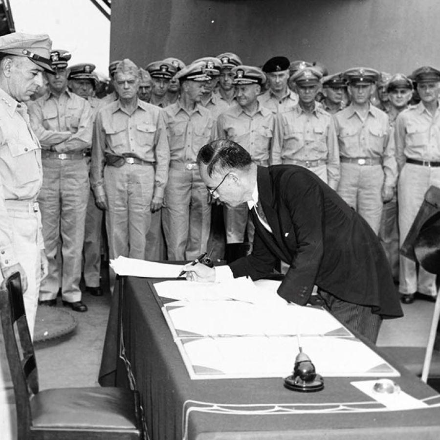 1945, japón firma el acta de rendición incondicional a bordo del acorazado estadounidense missouri