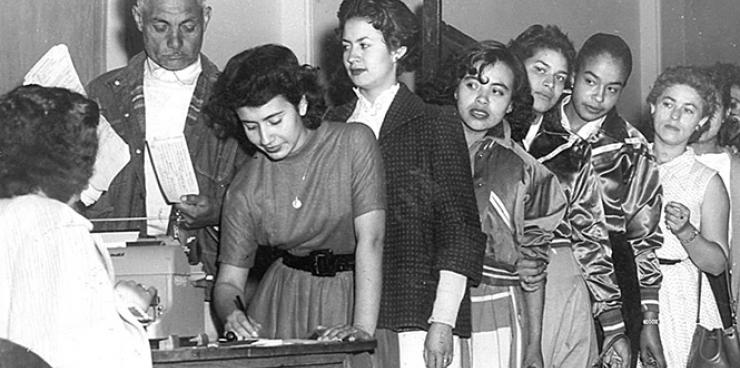 1951, las mujeres participan en las primeras elecciones en argentina en las que es reelegido juan domingo perón