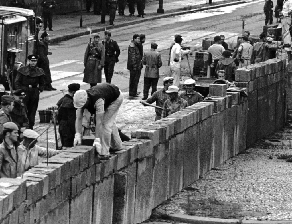 1961, el ejército de la república democrática alemana (rda) comienza la construcción del muro de berlín