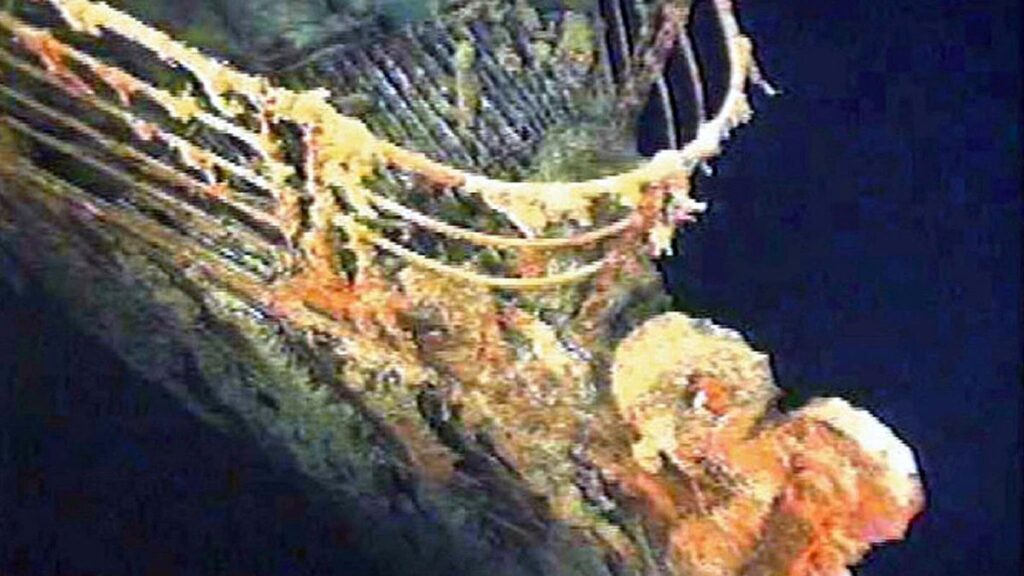 1985, la expedición del oceanógrafo estadounidense robert ballard halla los restos del titanic en el atlántico norte