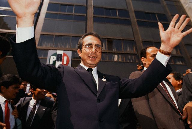 Ernesto zedillo greeting people outside pri headquarters