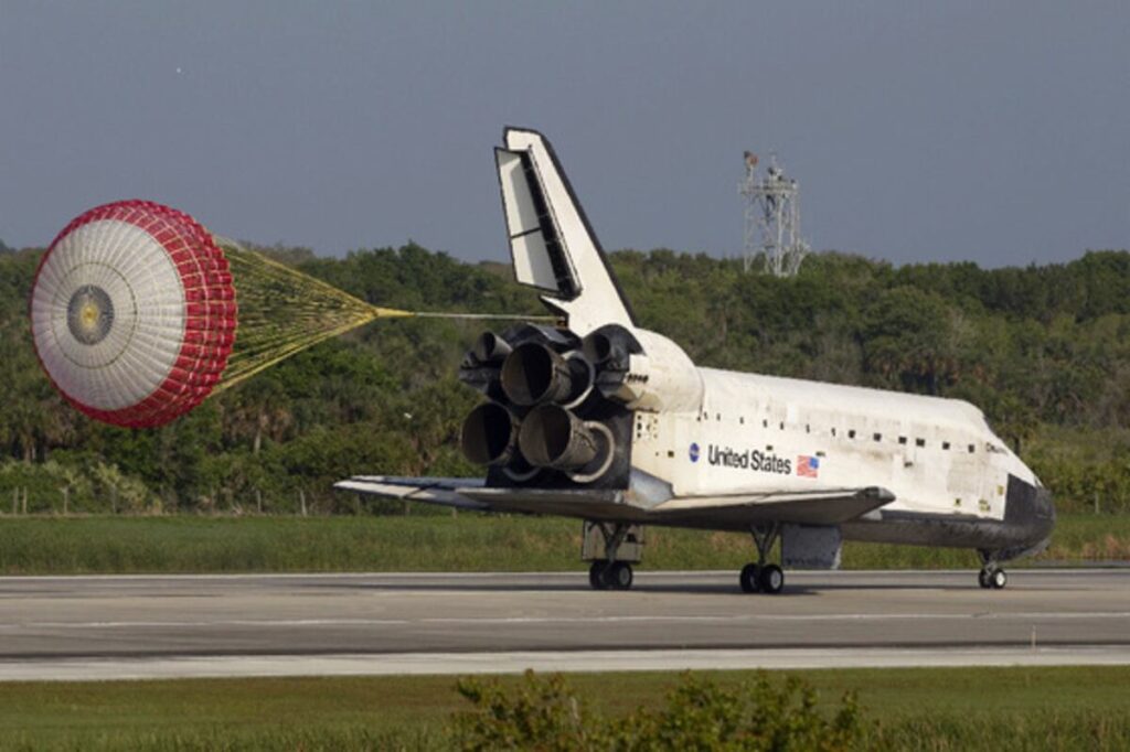 2001, el transbordador discovery, con tres astronautas a bordo, aterriza en cabo cañaveral