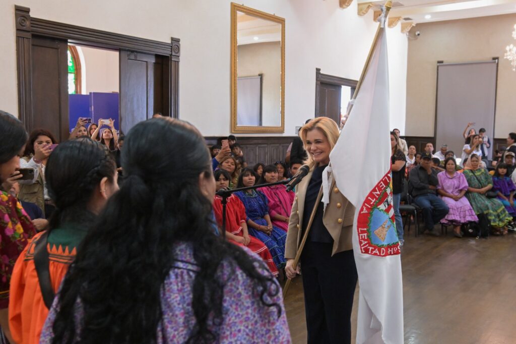 Abandera la gobernadora a los 18 atletas rarámuri que irán a juegos indígenas en canadá