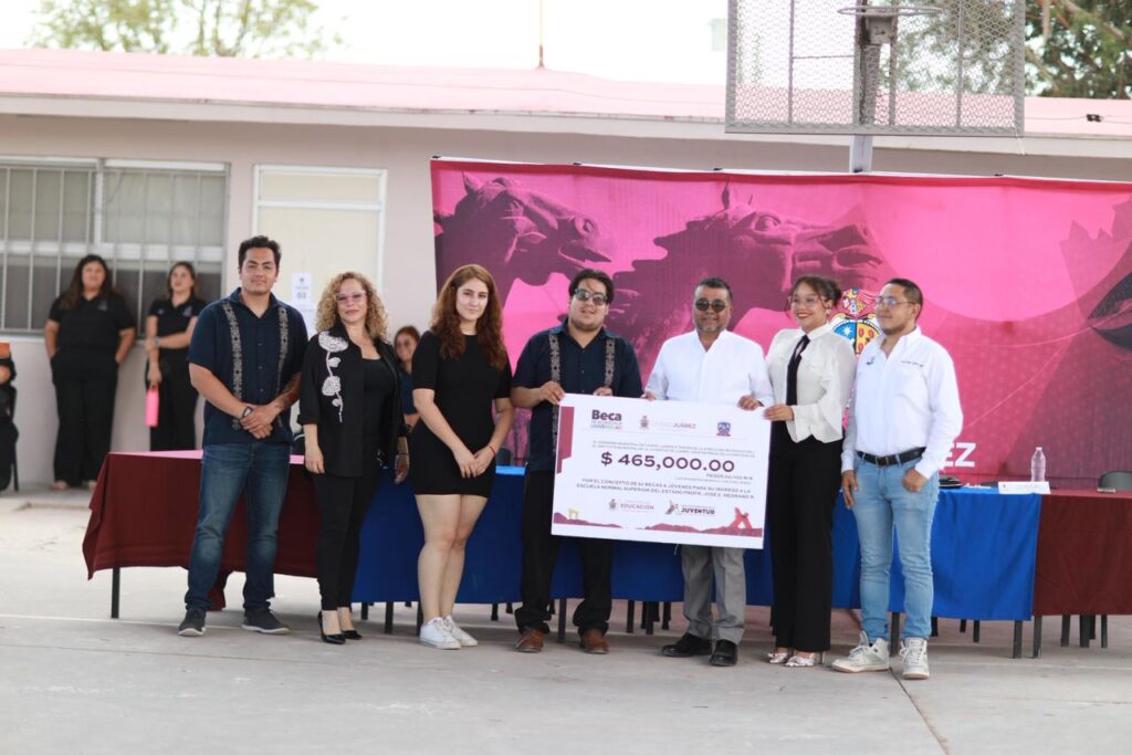 Entregan becas de acceso a la universidad a escuela normal superior de chihuahua