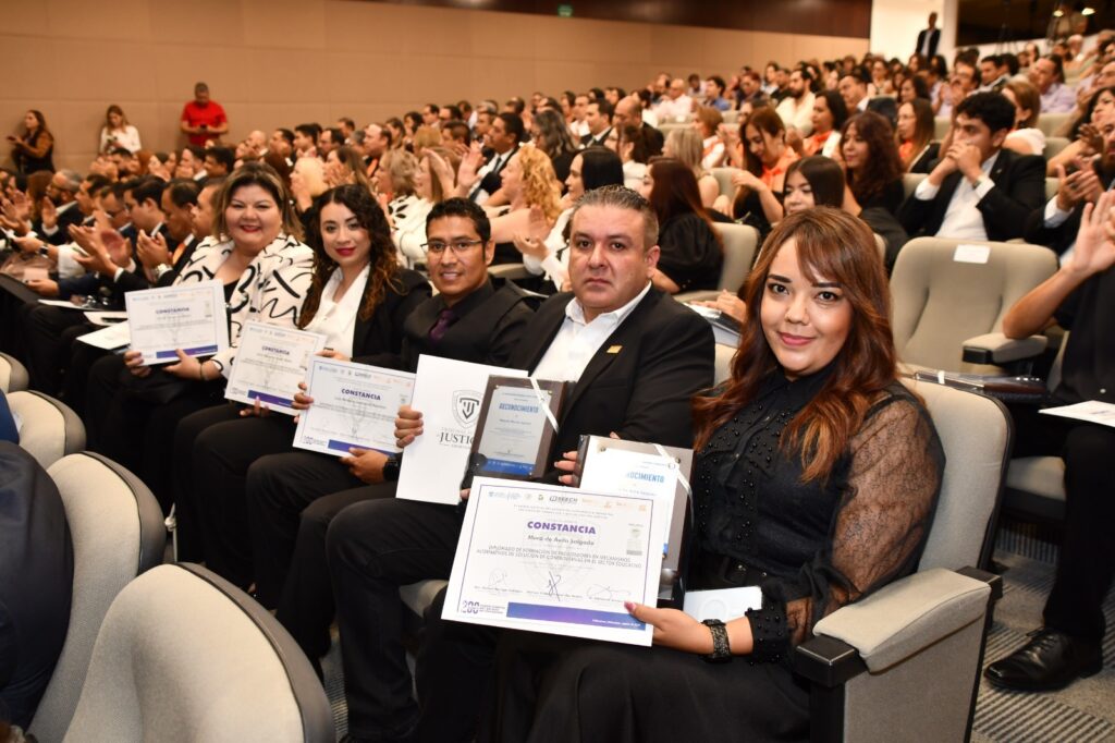 Entregan constancias de diplomado en mediación a personal educativo estatal
