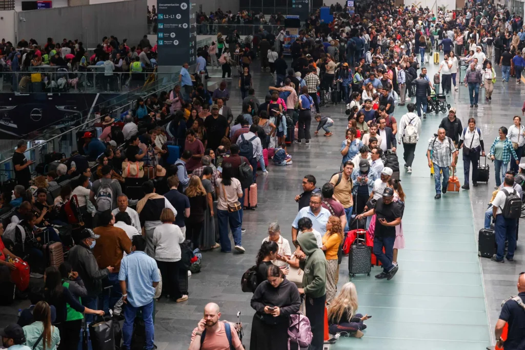 Infierno en el aicm más de 14 mil varados tras lluvia y más de 100 vuelos demorados en el aeropuerto de cdmx