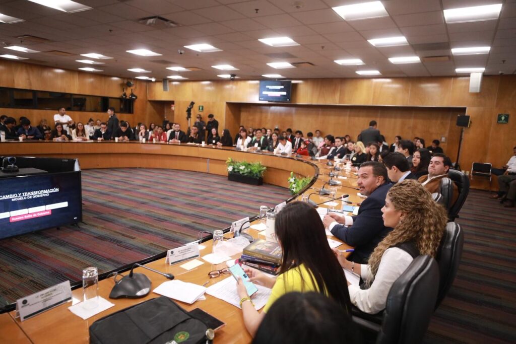 Participa alcalde pérez cuéllar en diálogo con jóvenes dentro de la cámara de diputados