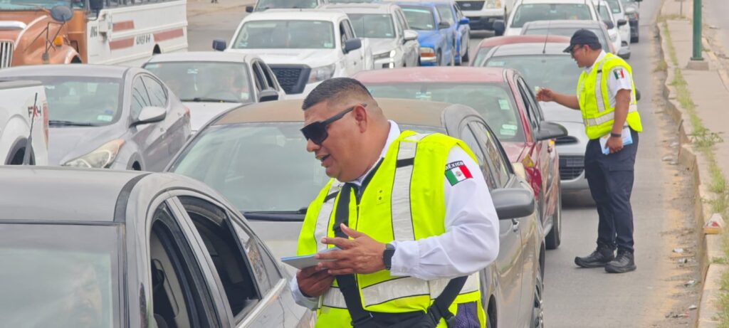 Refuerza educación vial sus campañas de concientización mediante entrega de volantes