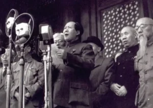 1949, mao tse tung proclama la república popular china y el gobierno comunista establece su capital en pekín