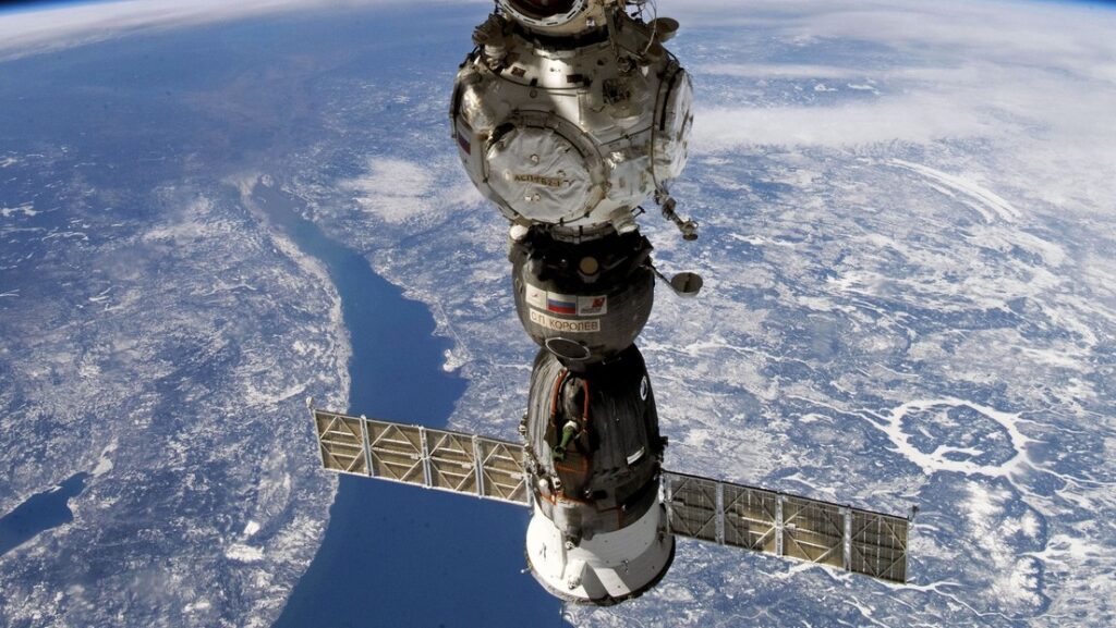 1976, la unión soviética lanza al espacio la nave espacial soyuz 22 con dos tripulantes a bordo
