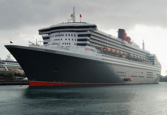 2003, el “queen mary 2”, el mayor barco de pasajeros de la historia, hace su primera salida al mar en francia