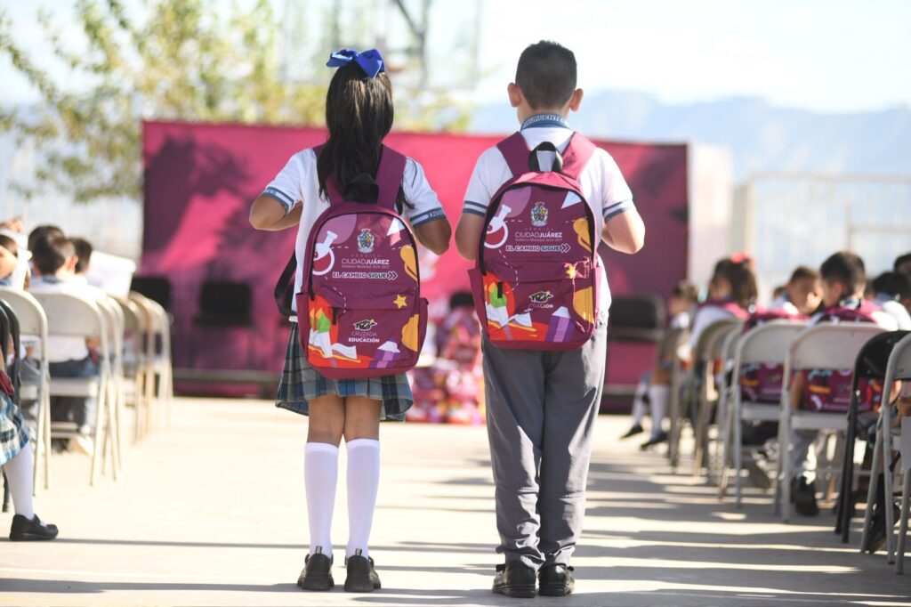 Encabeza alcalde cruz pérez cuéllar entrega de mochilas, loncheras y útiles escolares