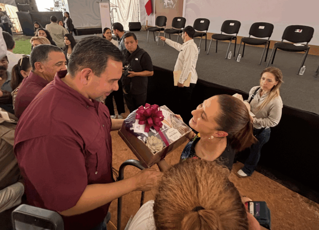 Entrega alcalde pérez cuéllar obsequios preparados por mujeres indígenas juarenses para la presidenta sheinbaum