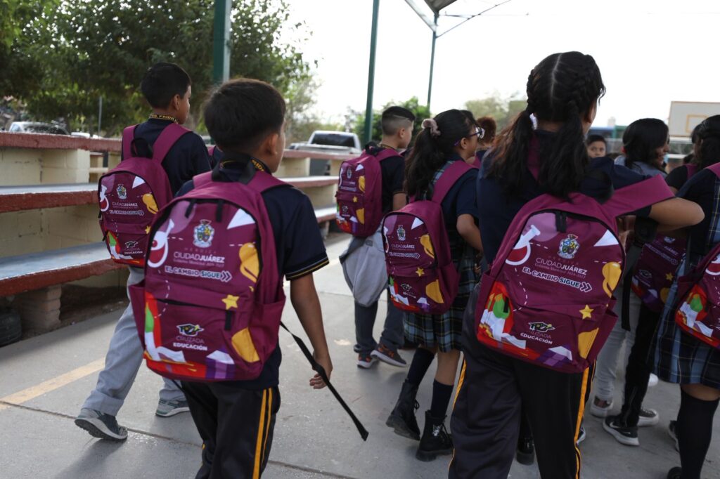Niños de primaria frida kahlo agradecen rehabilitación de su plantel a pérez cuéllar