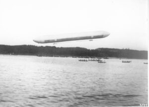 1910, se registra la primera travesía en dirigible por el canal de la mancha, entre inglaterra y francia