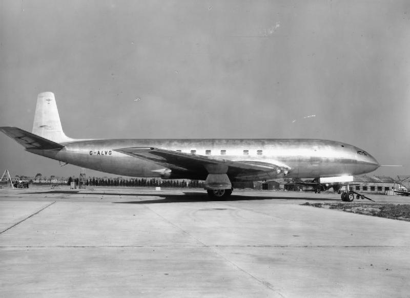 1949, el cuatrimotor %22havilland comet%22, primer avión a reacción para transporte de pasajeros, realiza un vuelo de prueba londres trípoli londres en 6 horas y 36 minutos