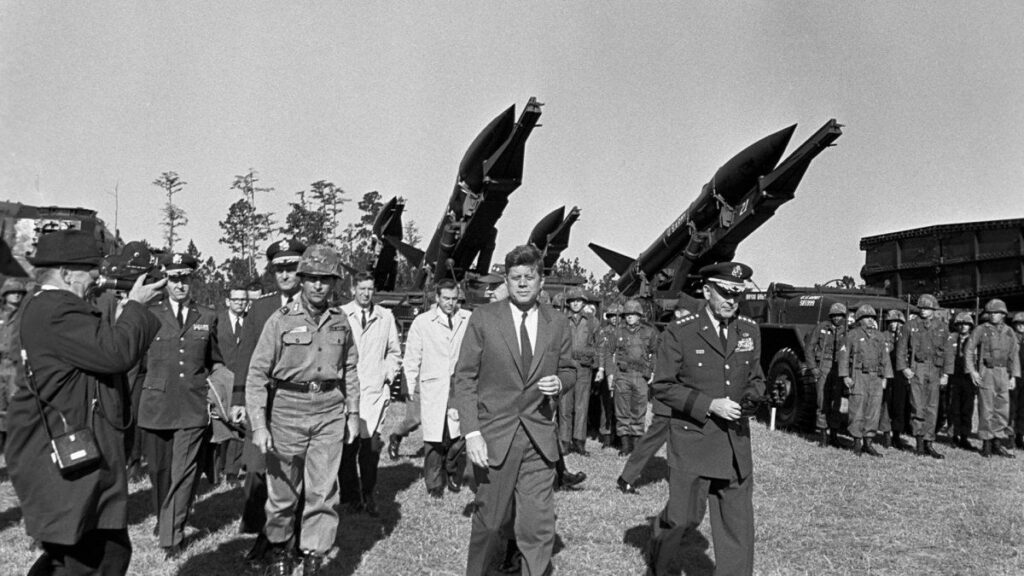 1962, la unión soviética retira los misiles instalados en cuba y estados unidos se compromete a no invadir la isla