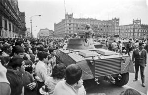 1968, decenas de estudiantes son acribillados a balazos por el ejército en la ciudad de méxico en lo que se conoce como la matanza de tlatelolco