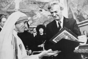 1979, la madre teresa de calcuta, ercibe el premio nobel de la paz