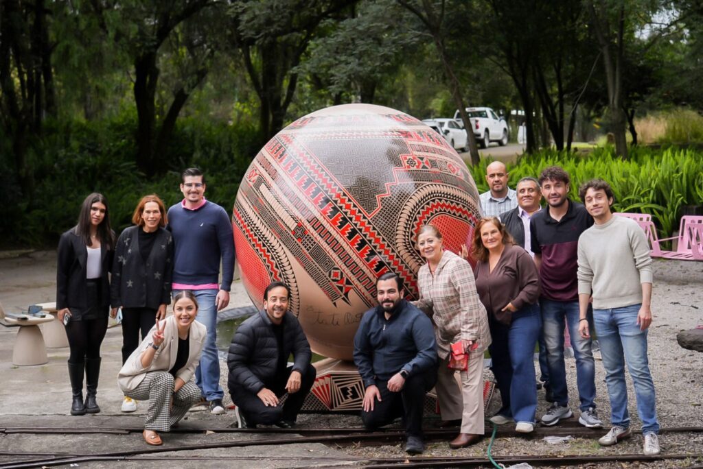 Esferas monumentales de mata ortiz conquistan el bosque de chapultepec en la cdmx