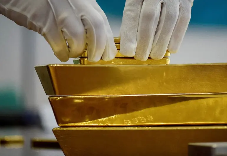 Oro rompe récord por crisis en francia y eu; sorprende la plata con máximo en 14 años