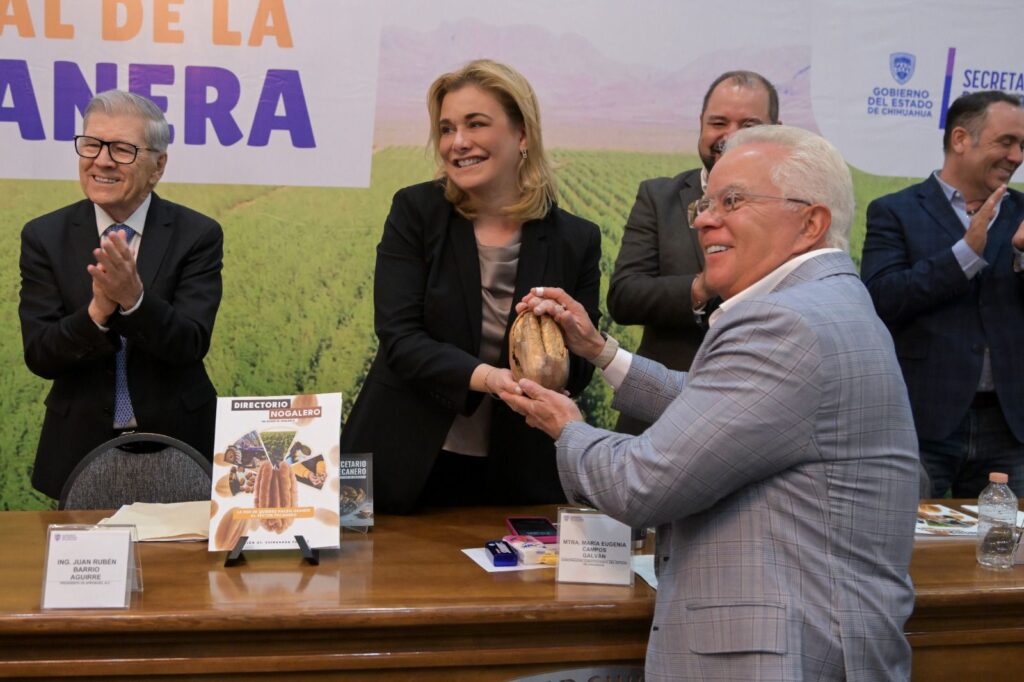 Recibe maru reconocimiento a la excelencia y mérito nogalero de víctor cruz russek (+)
