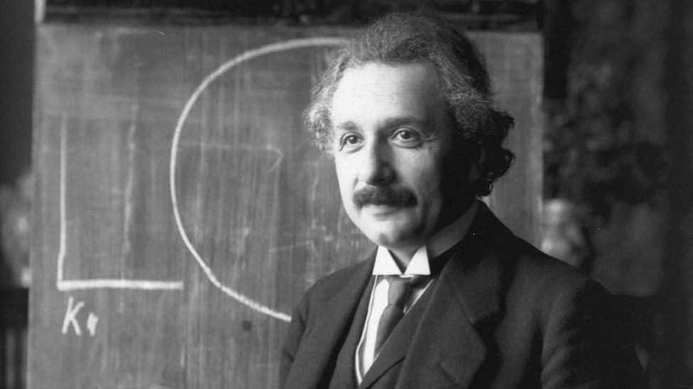 1905, albert einstein publica en la revista annalen der physik su artículo científico %22la inercia de un cuerpo