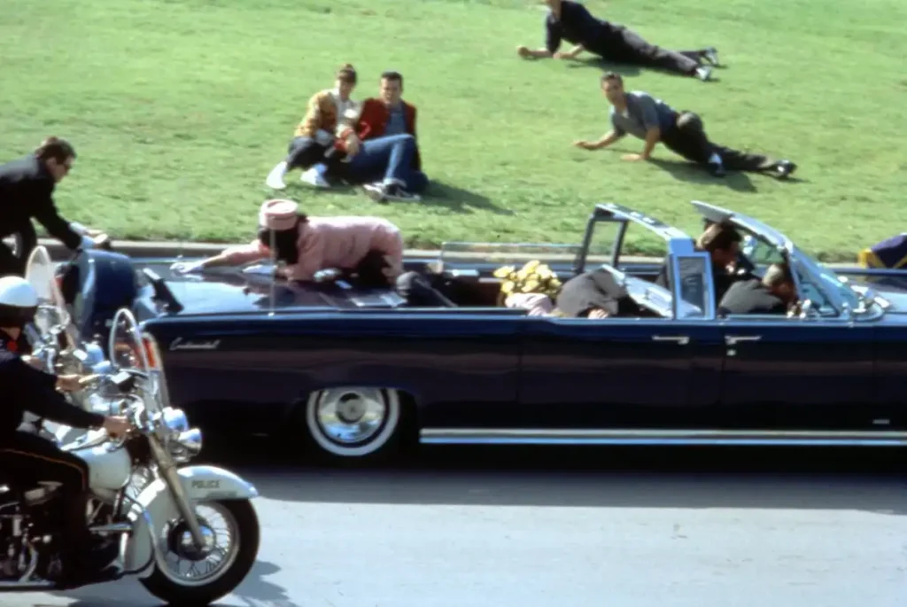 1963, es asesinado a tiros en dallas, texas, el presidente de estados unidos, john f. kennedy
