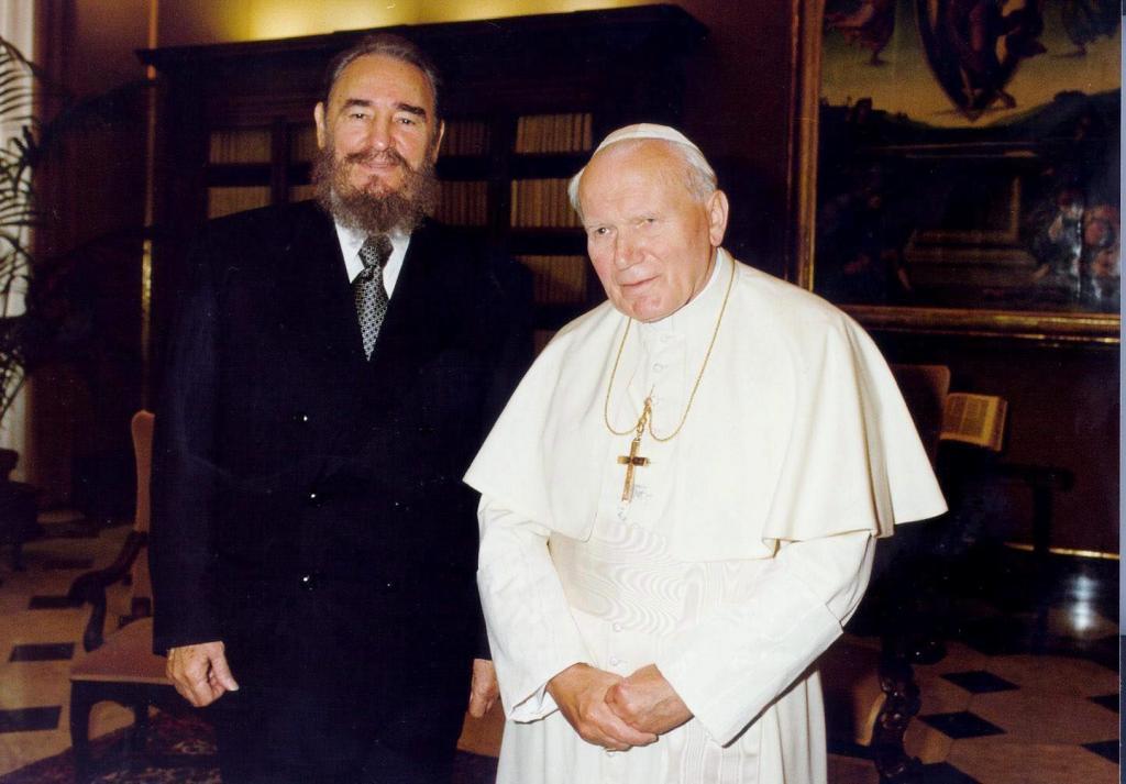 1996, se registra una histórica entrevista en el vaticano entre juan pablo ii y el presidente cubano, fidel castro