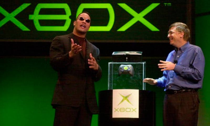 2001, sale a la venta la xbox, la primera videoconsola de microsoft