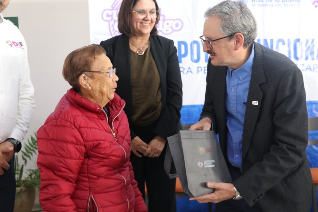 Entrega dif 300 aparatos de movilidad y auxiliares auditivos en la entidad