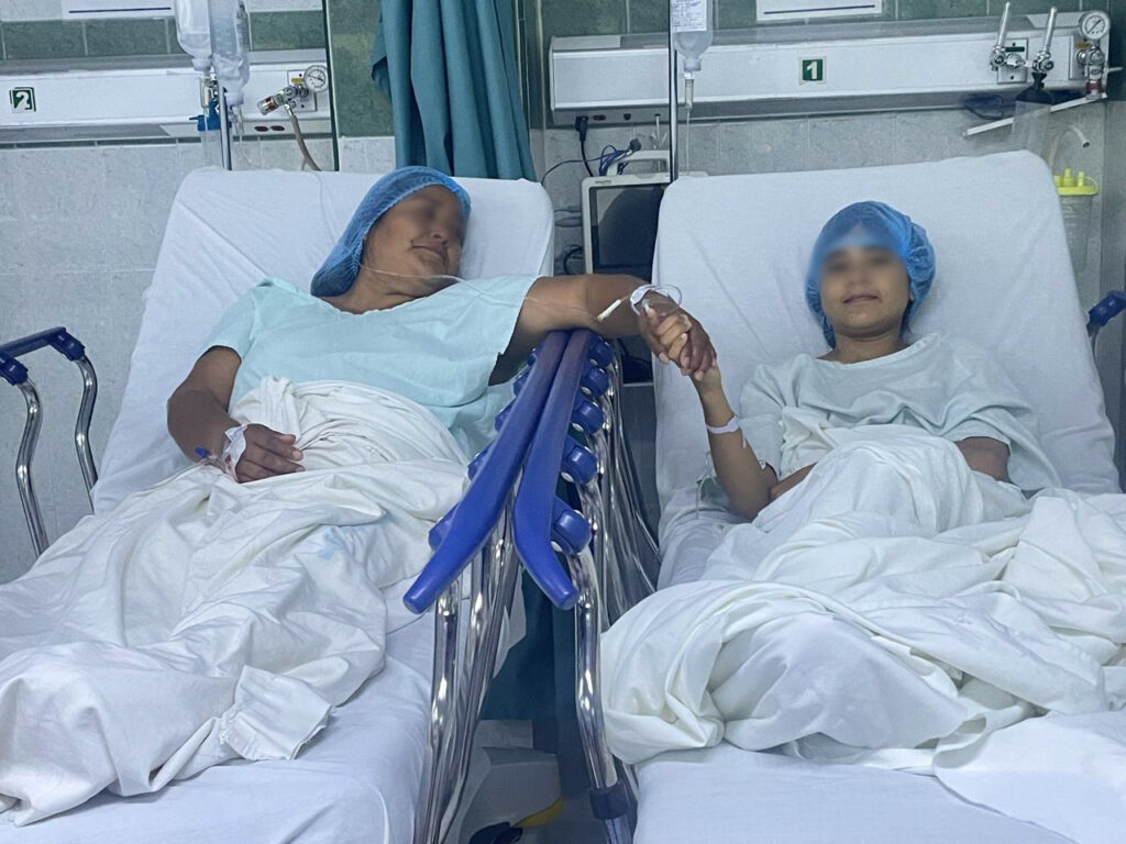 Madre rarámuri le dona vida a su hija mediante un trasplante renal en el hospital central