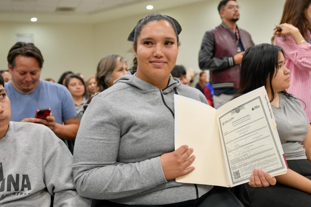 Reconocen a alumnos del ichea y empresas que apoyan la educación en ciudad juárez
