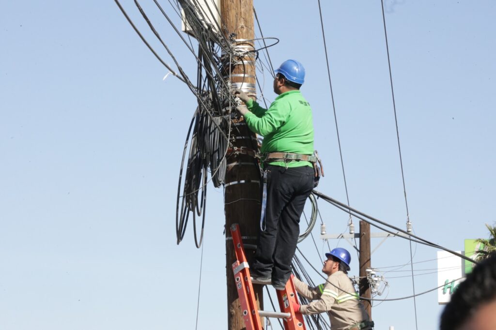 Retiran cableado obsoleto sobre avenida tecnológico y otras vialidades de juárez
