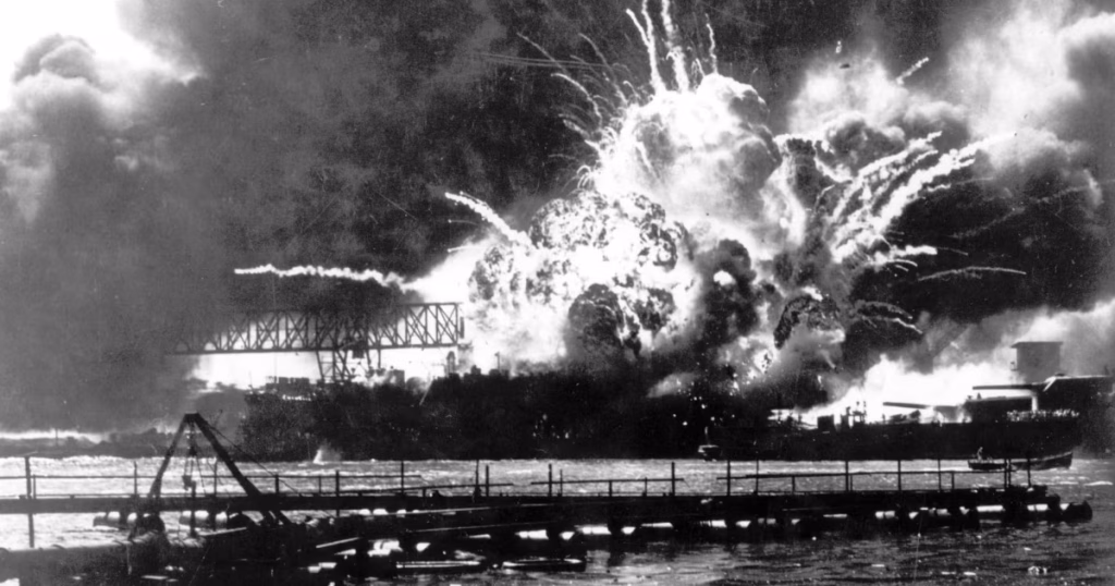 1941, japón ataca por mar y aire la base norteamericana de pearl harbor, hawái, sin previa declaración de guerra, y mueren 2 mil 400 estadounidenses