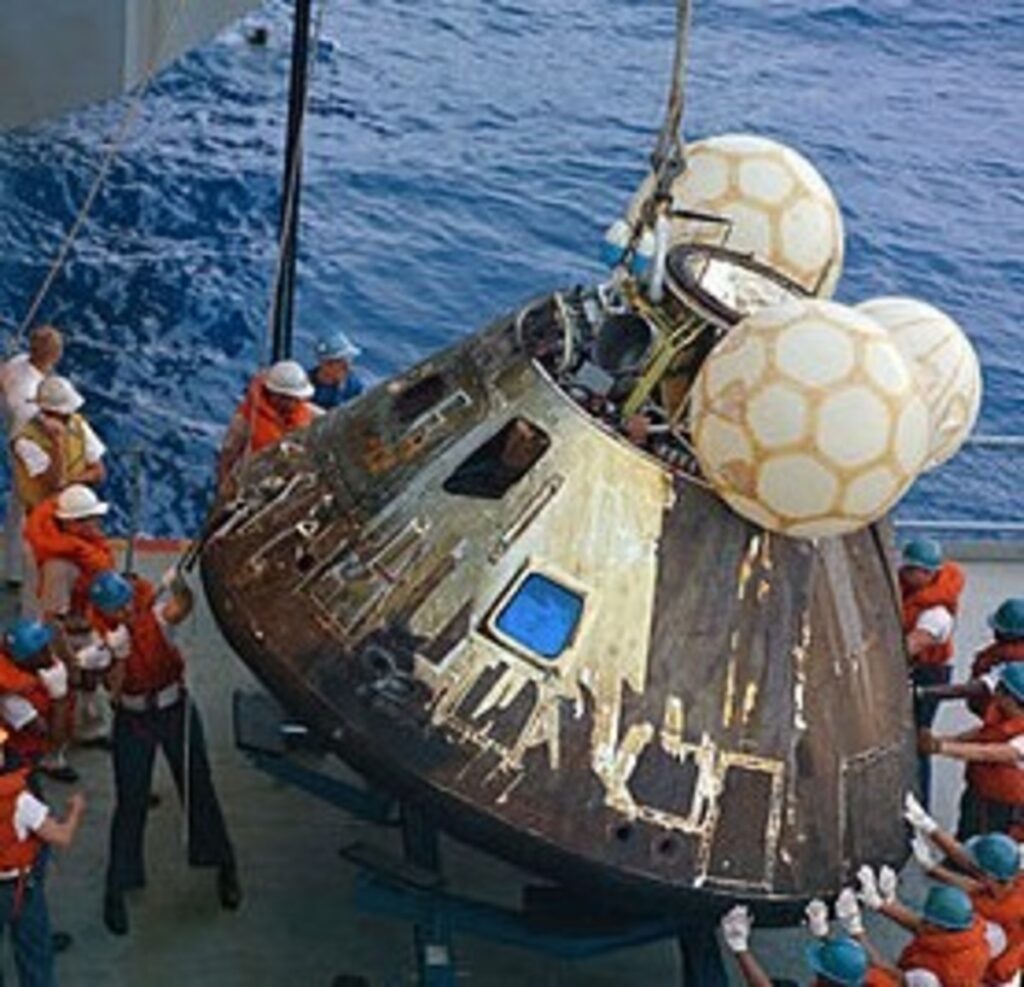 1968, regresa a la tierra el apolo 8, la primera misión tripulada de la nasa que orbitó la luna