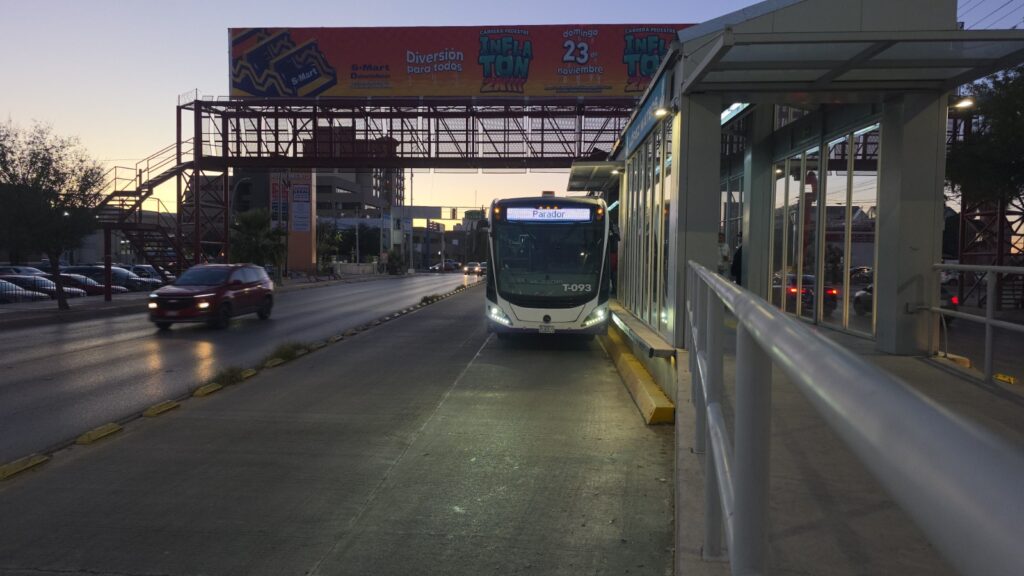 Anuncia juárezbus desvíos en las líneas brt 2 y brt 3 por paso de caravana navideña