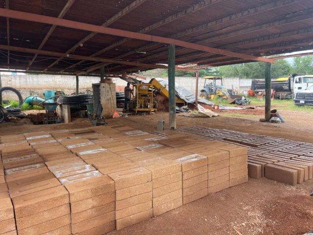 Promueven autoconstrucción de viviendas con máquinas adoberas en la zona serrana
