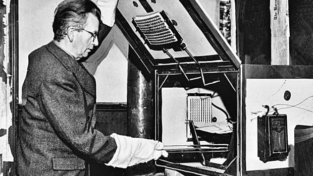 1926, el ingeniero escocés john logie baird presenta ante la royal institution un aparato llamado televisión, capaz de transmitir imágenes a distancia