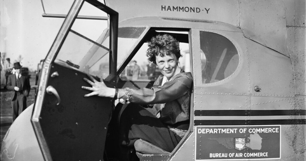 1935, la aviadora estadounidense amelia earhart se convierte en la primera persona en volar en solitario a través del océano pacífico entre honolulú y oakland